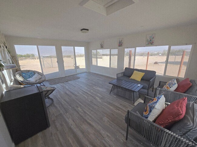 Building Photo - Fully Furnished, Secluded & Private