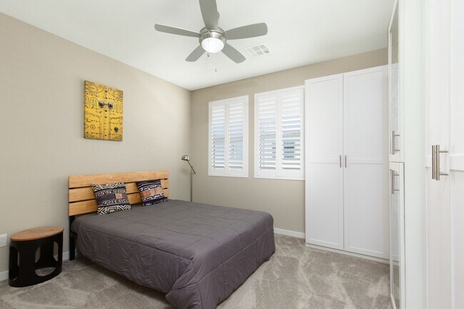 Building Photo - Fully furnished luxury townhome in Affinit...