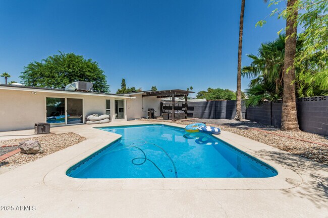 Building Photo - 1027 E Palmaire Ave