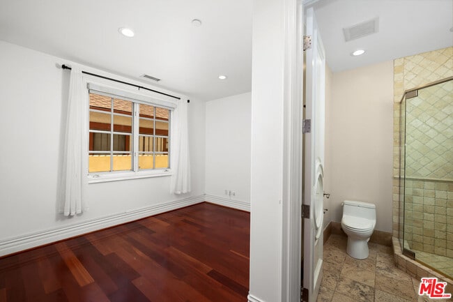 Building Photo - 314 N Palm Dr