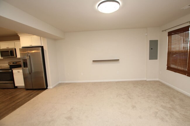 Building Photo - Easy living in this immaculate town home. ...