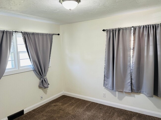 Building Photo - 4+ bedroom, 2 bath with Hot Tub, Fenced Yard and Garage