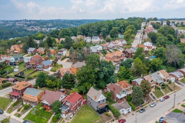 Building Photo - Stunning 4 bedroom home in Overbrook avail...