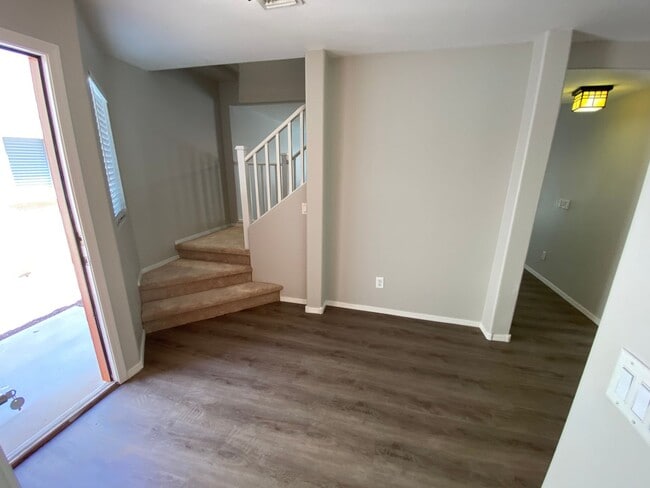 Building Photo - 4 Bedroom, 3 bath, two story with loft in ...