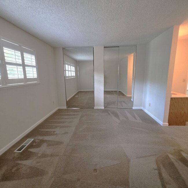 Building Photo - 4BD/2.5BA Single Story, Court Location on Walnut Creek Border