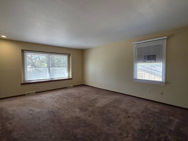 Building Photo - Single-Family Home in Near-Perfect Condition | 3-Car Garage | Covered Patio | Large Unfinished Ba...