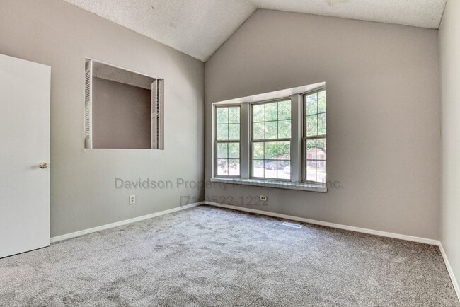 Building Photo - Charming Condo with Modern Upgrades in Roc...