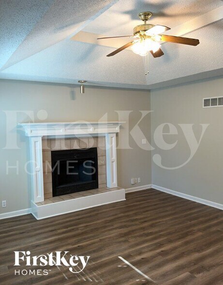 Building Photo - 1921 NE Red Oak Ln