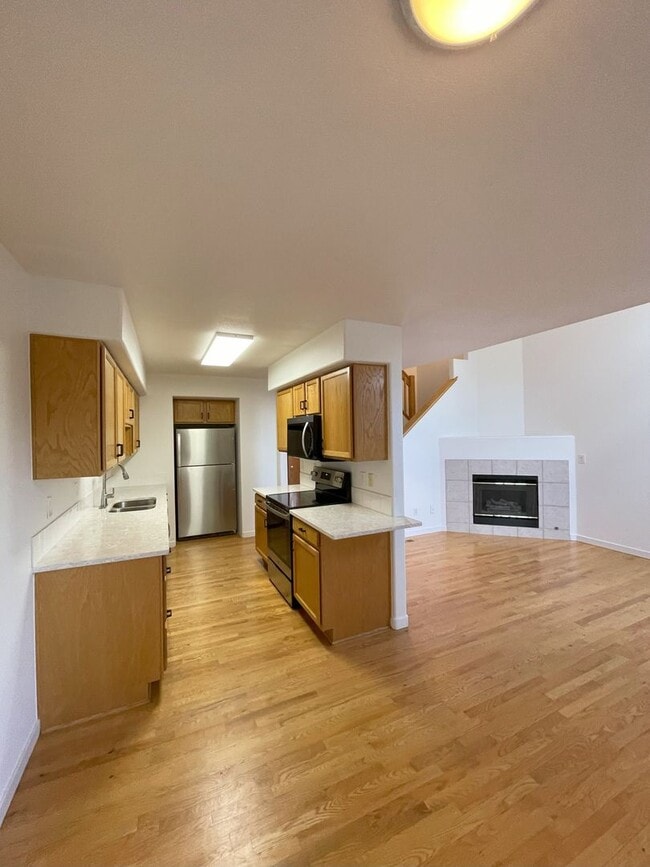 Building Photo - Beautiful 2 BED/3 BATH Louisville Townhome...
