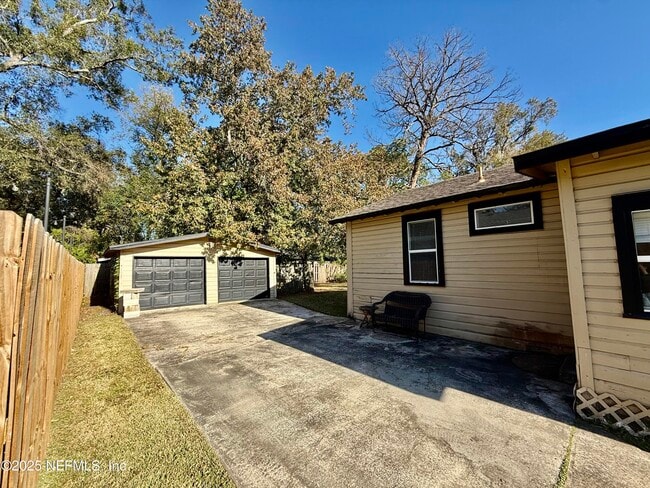 Building Photo - 625 Meteor St