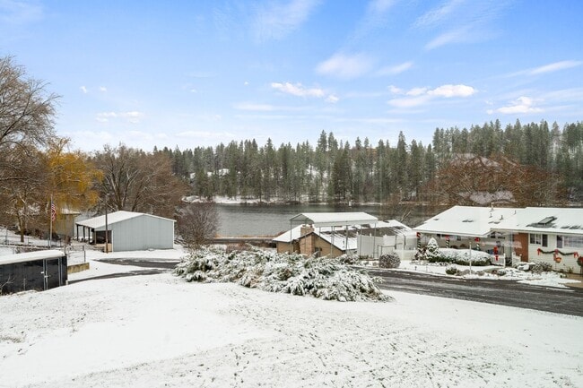 Building Photo - 4-Bedroom Retreat in Medical Lake - 2 Baths & 2,454 Sq/Ft Half Month Rent Free!