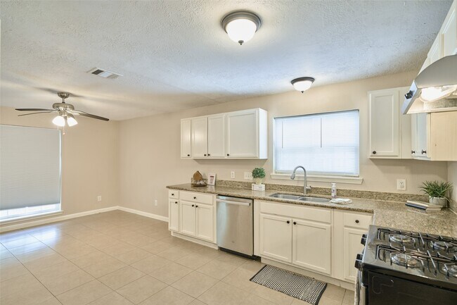Building Photo - 24411 Pine Canyon Dr