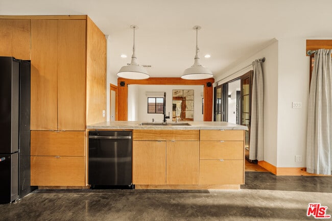 Building Photo - 826 N Kilkea Dr