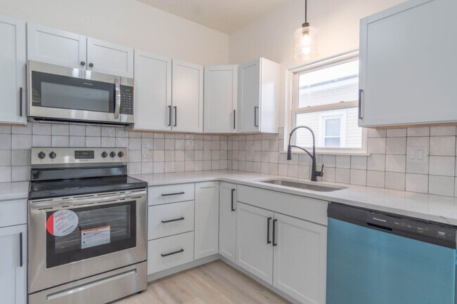 Building Photo - 3 Bedroom Single Family