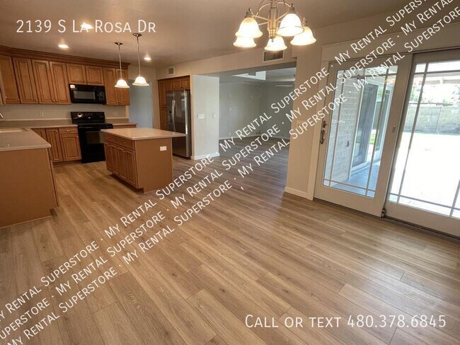 Building Photo - 2139 S La Rosa Dr