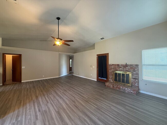 Building Photo - ***JUST REDUCED & MOVE-IN INSPECIAL!!!*** 3-bedroom, 2-bath home in Visalia, CA!