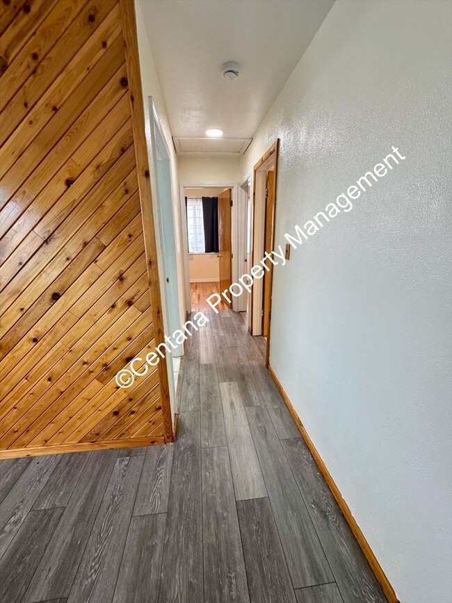Building Photo - 3 Bed 1 Bath located on the flats