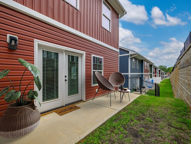 Building Photo - 3 Bed, 2.5 Bath - Lucky Penny End Unit