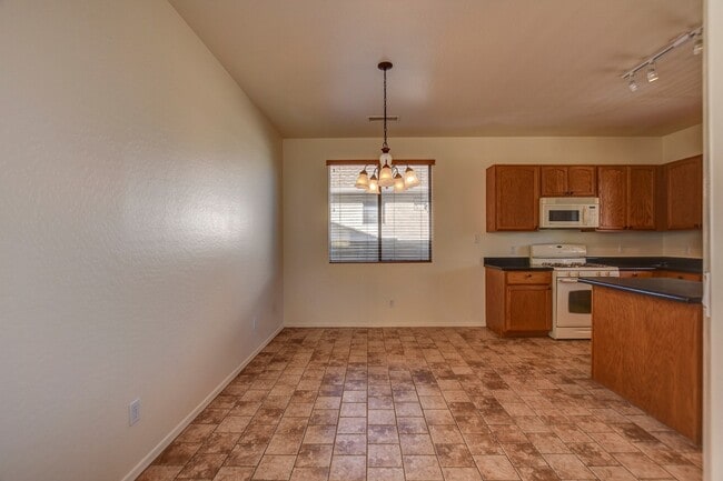 Building Photo - Upgraded 3 bed 2 bath StoneRidge Beauty!