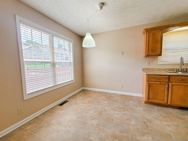 Building Photo - Pet Friendly Three Bedroom!