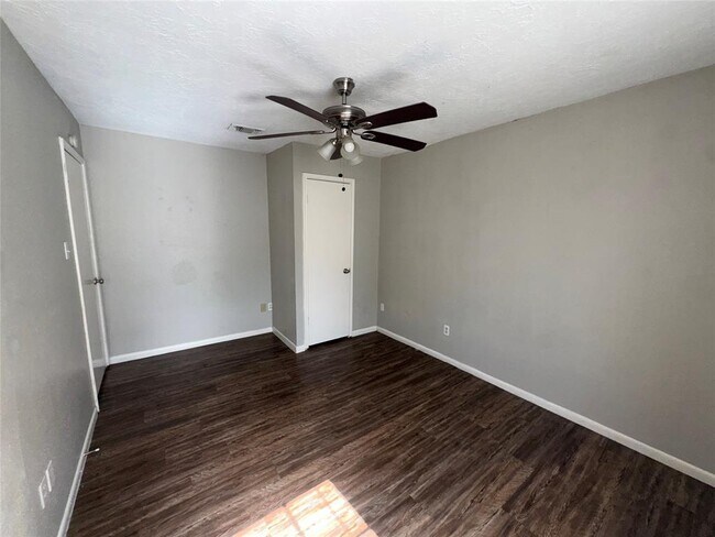 Building Photo - 201 Hartford Ln