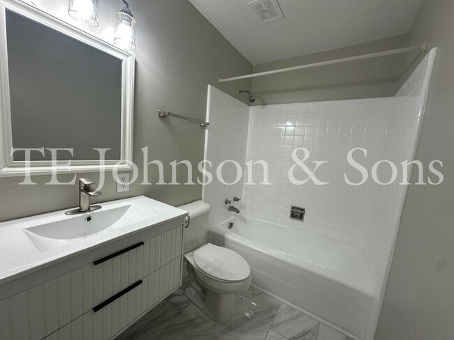 Building Photo - 1 Bedroom Minutes from The School of the Arts!