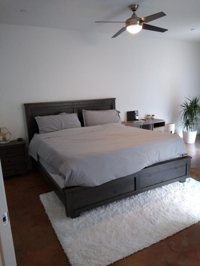 Building Photo - 1 bedroom in Los Angeles CA 90057