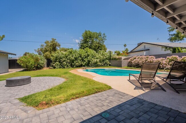 Building Photo - 1116 E Fern Dr N