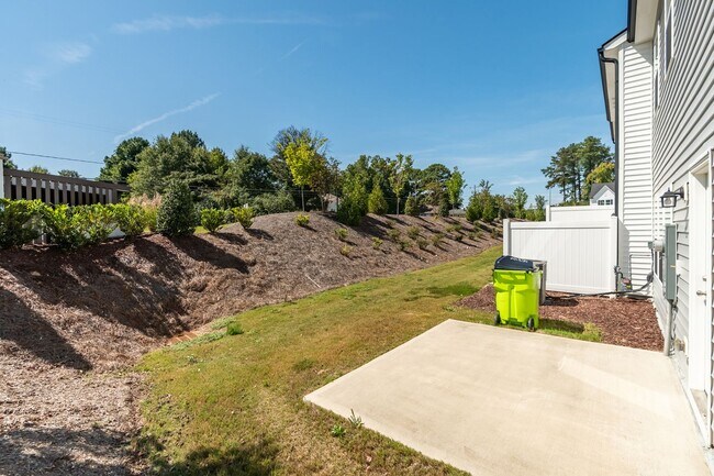 Building Photo - Gorgeous end-unit townhome near Brier Creek!