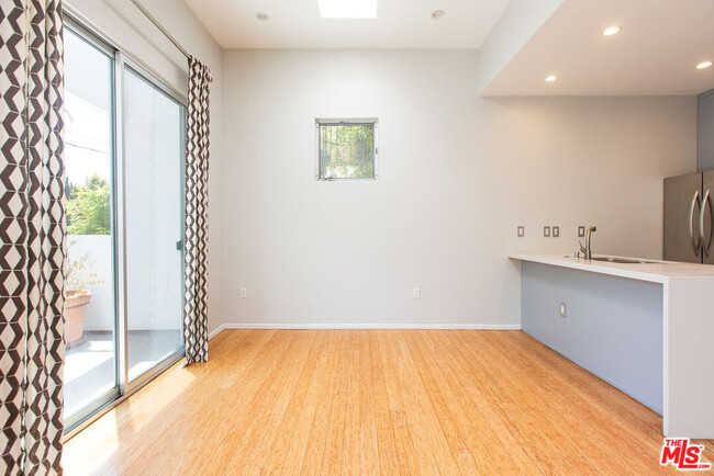 Building Photo - 3907 De Longpre Ave