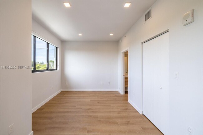 Building Photo - 1376 SW 4th St