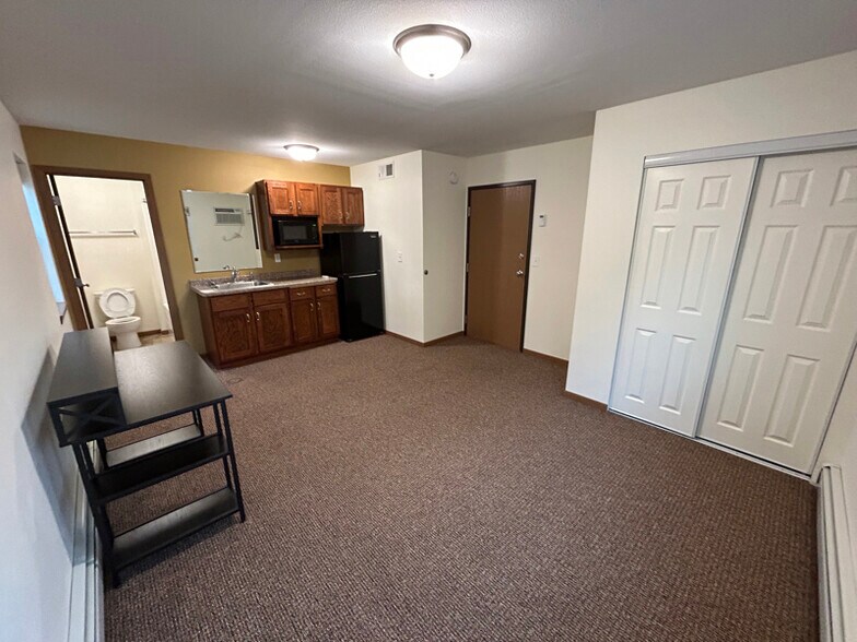 Building Photo - 516 6th St S