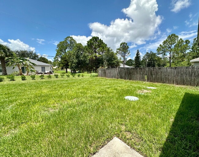 Building Photo - SHARING A BEAUTIFUL LARGE HOME