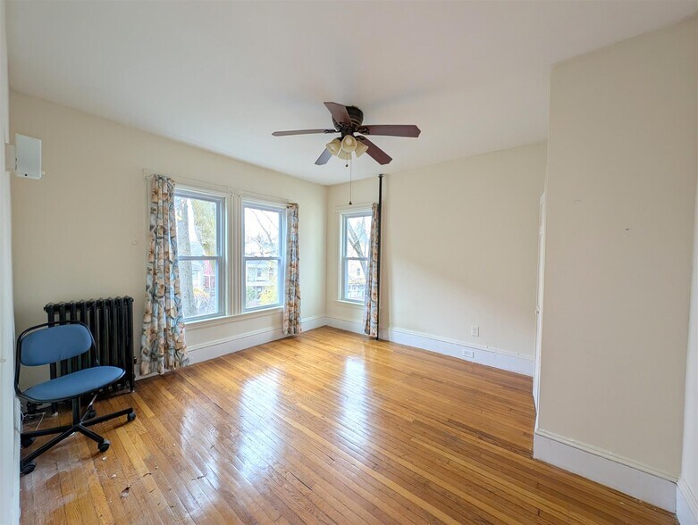 Building Photo - 102 Sycamore St