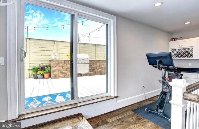 Building Photo - Amazing Top Floor, 2BR, 2BA with Private Rooftop and Garage parking! A Must see!!