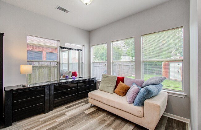 Building Photo - 3043 W Hampton Dr