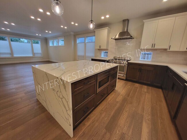 Building Photo - 4 bd 3.5ba dream home in the heart of the Woodlawn District w/Washer/Dryer, Garage & Gas Fireplace!
