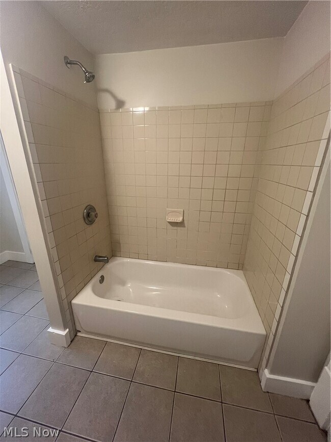 Building Photo - 716 Grace Ave