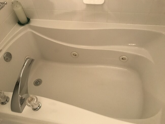 Building Photo - Exceptionally Clean 2-Bedroom Ranch with Double Car Garage