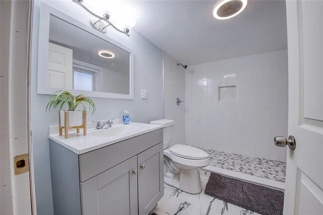 Building Photo - 586 Highland Ave