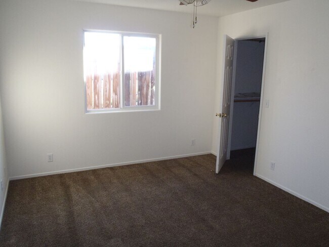 Building Photo - Spacious 3b 2 ba with a large backyard