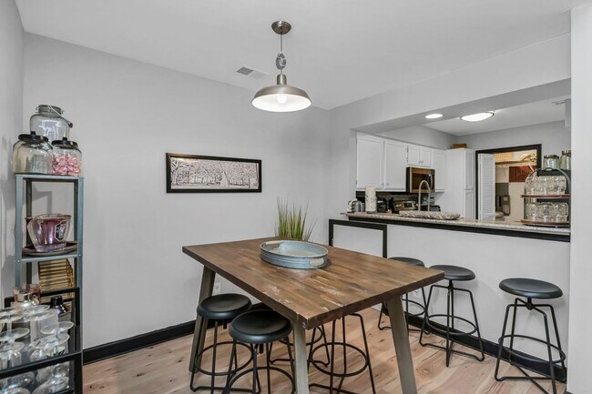 Building Photo - Updated 2BR/2BA Gem Minutes from Downtown Columbia!