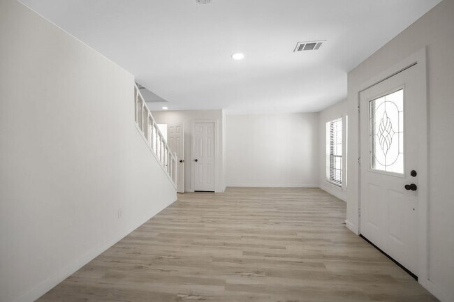 Building Photo - 5206 Vagas Dr