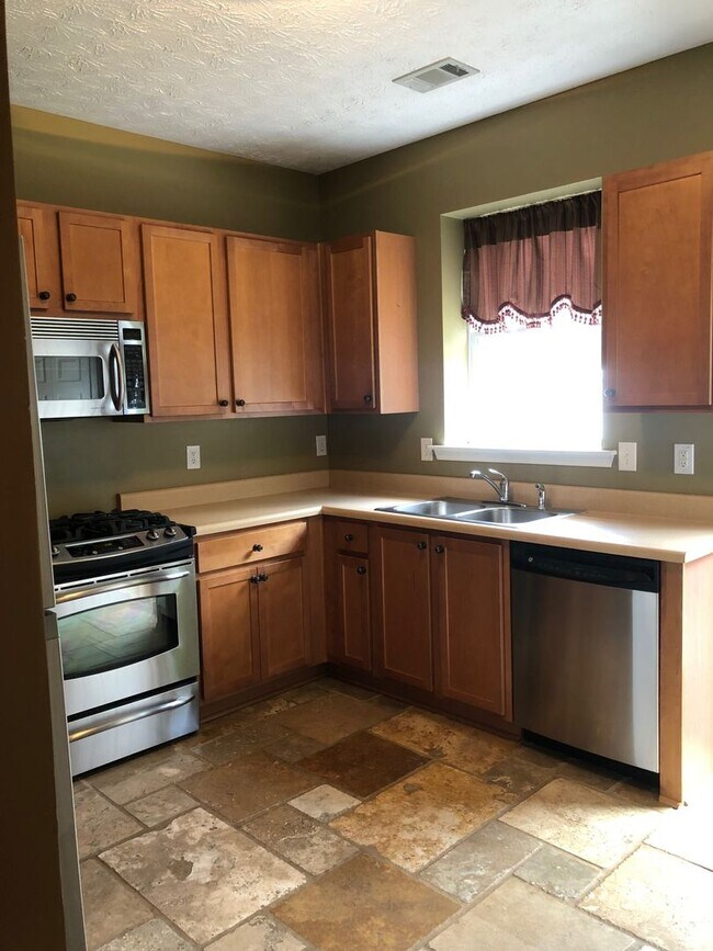 Building Photo - 3 bed/ 3 bath Townhouse