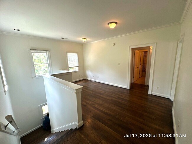 Building Photo - Charming 4 Bedroom Townhouse with 2 Large Suites
