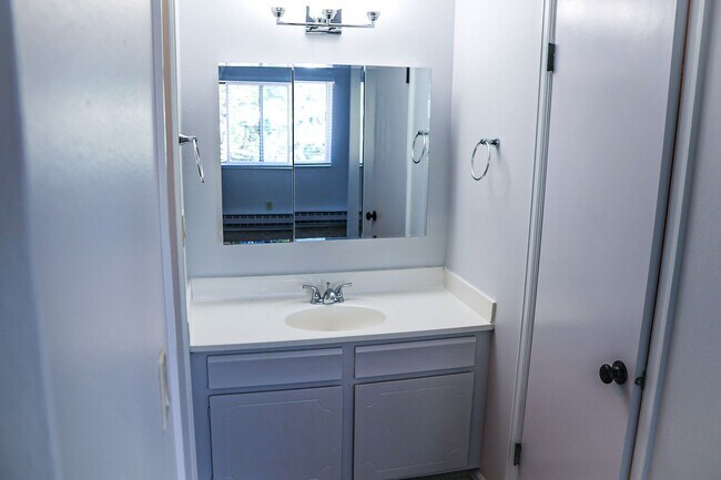 Building Photo - 3 Bedroom Rockrimmon Condo, NO DEPOSIT AND...