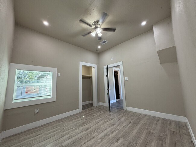 Building Photo - 418 N Clements St