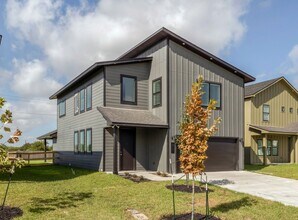 Building Photo - MOVE IN SPECIALS