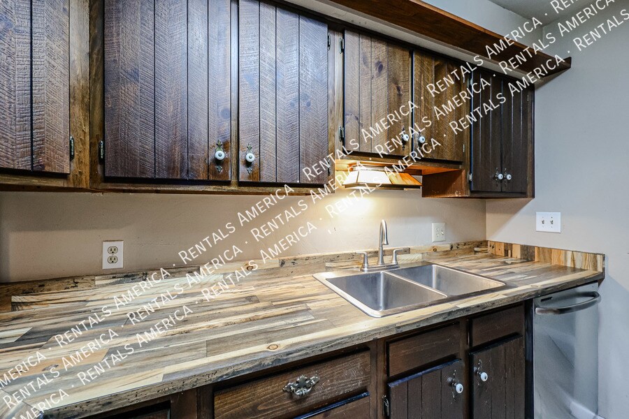 Building Photo - 12648 N 32nd Ave