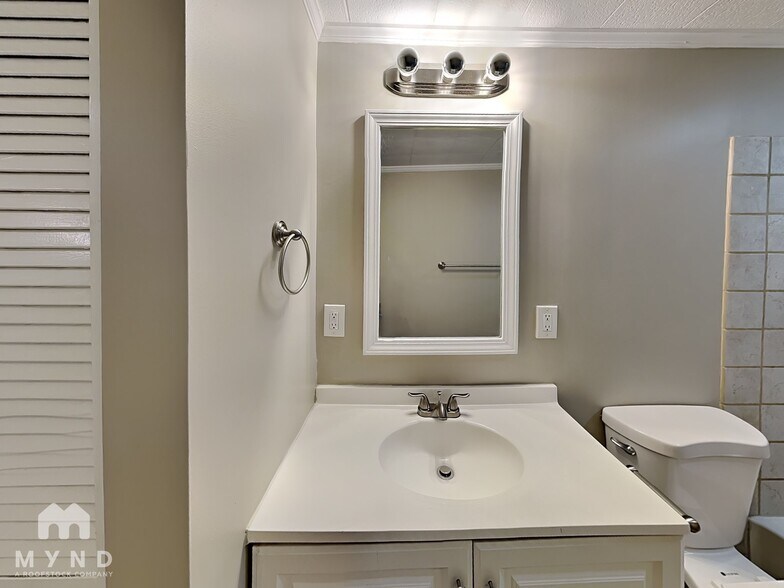 Building Photo - 4539 Paxton Dr S